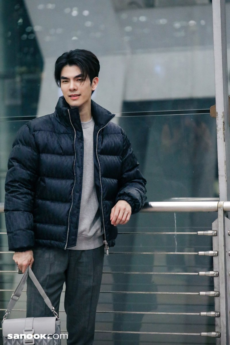"มาย ภาคภูมิ" แจกความหล่อสุดละมุน ก่อนบิน ไปร่วมงาน Dior Winter Fashion Show 2023 ที่ Paris 

#MileFlyToParis
#MilePhakphum  
<a href="/milephakphum/">mile phakphum</a>
#Sanook
#SanookTVMovies
#SanookReporters