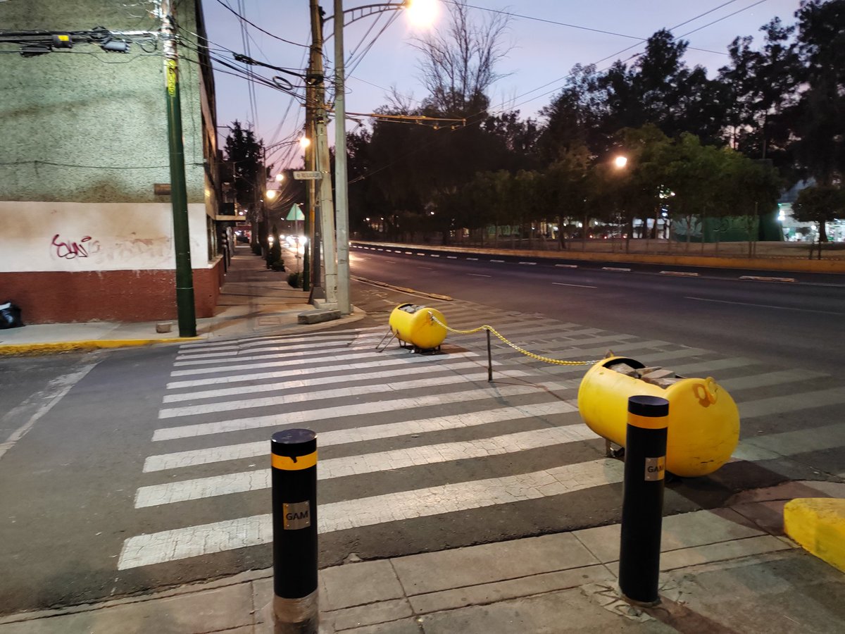 IrminAxel's tweet photo. @TuAlcaldiaGAM @GobCDMX @atencioncdmx En la Av. Río de Guadalupe esq con Av. Ing. Eduardo Molina, CDMX, fijaron al piso esos objetos que obstaculizan el correcto paso vehicular, nos pueden ayudar a retirarlos, por favor. Además que no está permitido poner este tipo de objetos. https://t.co/oxqGYiW9ae