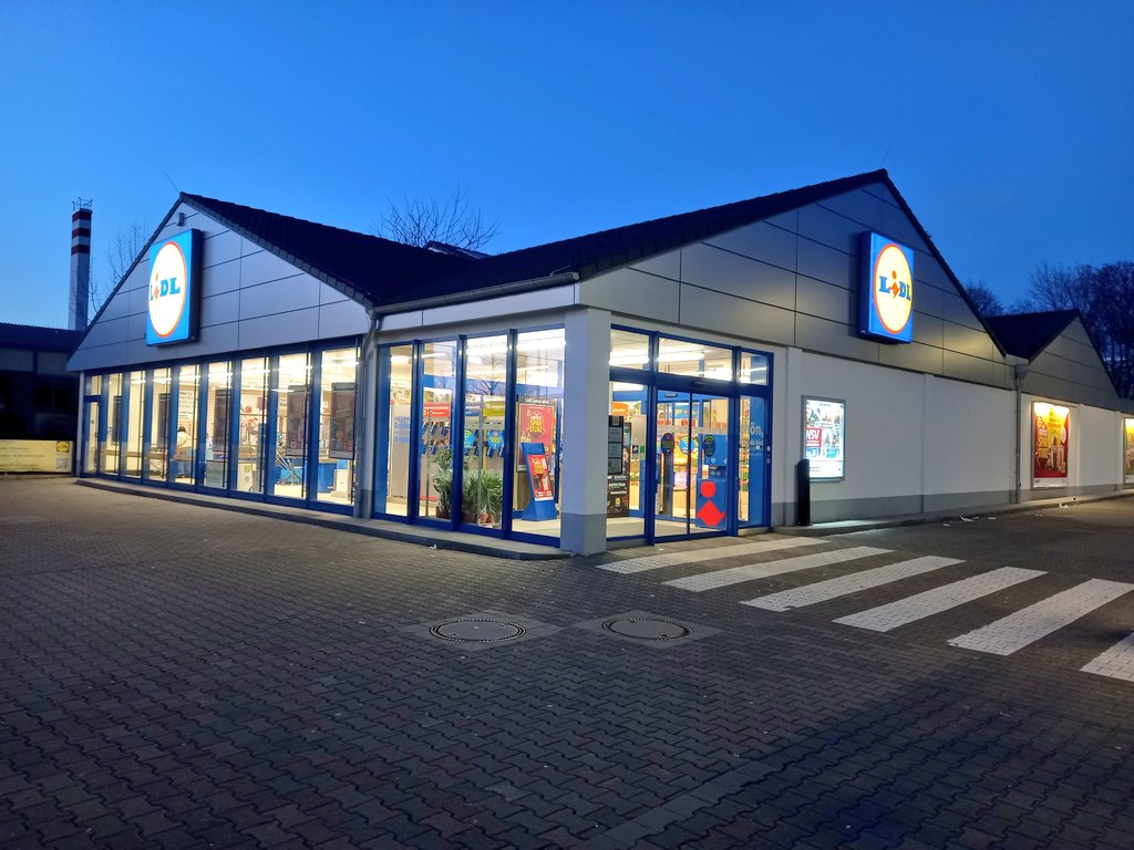Sergej_Ivanov's tweet image. Im @Lidl #einkaufen und derweil #bequem das #TeslaModelS #laden!