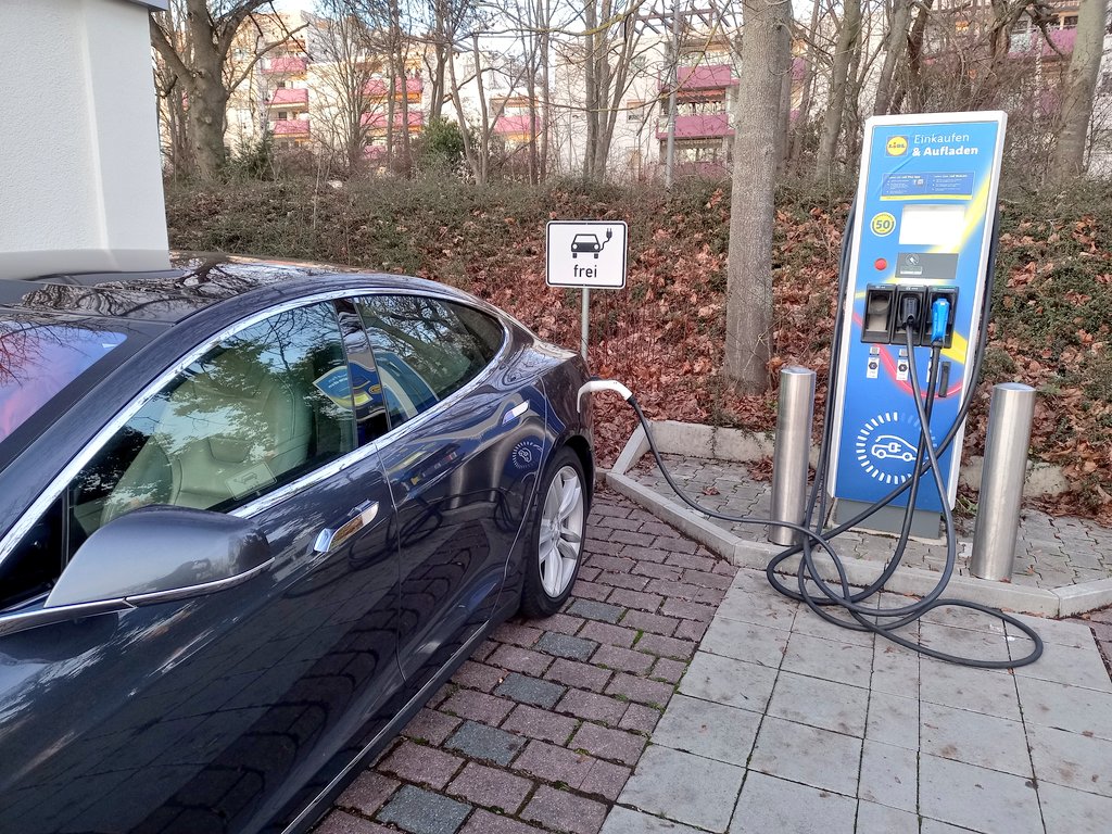 Sergej_Ivanov's tweet image. Im @Lidl #einkaufen und derweil #bequem das #TeslaModelS #laden!