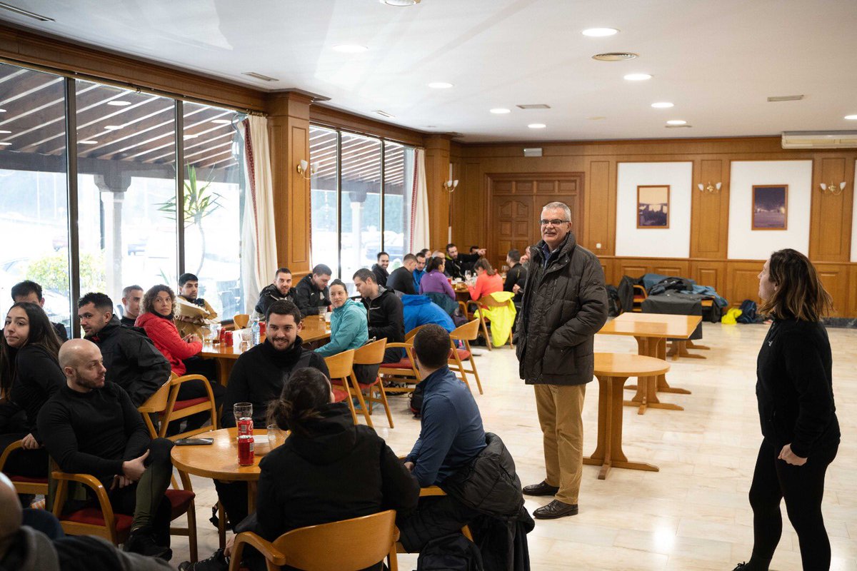 agaspxunta's tweet photo. 🥾 A chuvia non puido co alumnado da @agaspxunta, que continúa realizando o Camiño de Santiago 

🚶🏻 Hoxe chegaron ata Padrón, onde foron recibidos polo director xeral da #AGASP, Santiago Villanueva 

🍀 Moita sorte para a última das etapas! https://t.co/nw1s4MbjQ6