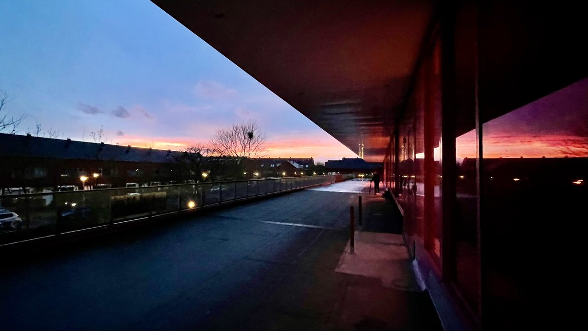 michadrost's tweet photo. Adviesgesprek middelbare school van m’n dochter, ben benieuwd. Deze lucht kregen we al cadeau 🍀❤️
#jenaplan #vleuterweide #utrecht https://t.co/ATE86etIS7