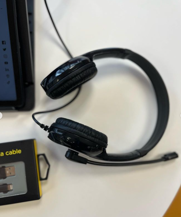 craibellesarts's tweet photo. ✨Nou material arribat al #CRAIBellesArts ✨

✅ 2 faristols
✅ 1 auriculars USB
✅ 2 cables USB tipuc C
✅ 2 cables USB per Iphone
✅ 4 carregadors USB

Si voleu demanar-los en #préstec dirigeix-te al taulell.

#equipament #craiub https://t.co/FFO0JjVoUW