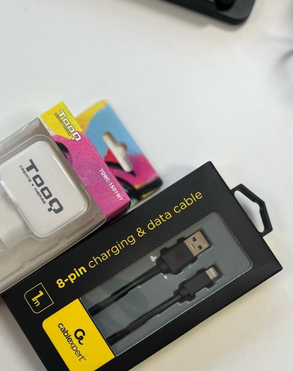 craibellesarts's tweet photo. ✨Nou material arribat al #CRAIBellesArts ✨

✅ 2 faristols
✅ 1 auriculars USB
✅ 2 cables USB tipuc C
✅ 2 cables USB per Iphone
✅ 4 carregadors USB

Si voleu demanar-los en #préstec dirigeix-te al taulell.

#equipament #craiub https://t.co/FFO0JjVoUW
