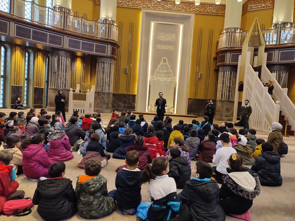 taksimcamii's tweet photo. #TaksimCamii ve Külliyesi, yine çocuklarımızla rengarenk ve çok sesliydi 😄 Zinde Okullarının öğretmen ve öğrencilerini Külliyemizde misafir ederek Cami Rehberimiz @Bayram_gull mihmandarlığında cami ve külliye hakkında bilgilendirdik. 👍☪️
@zindeokullari 
@tcvakfi @taksimck https://t.co/YD25K7okiH