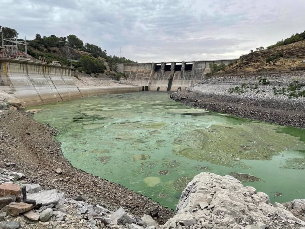 Aragón y Cataluña se opusieron al Trasvase del Ebro con el lema "nos roban el agua". Igual sucede entre C-La Mancha y Murcia; pero nadie dice nada cuando turbinan los embalses extremeños, incluso en épocas de sequía. Y, la colonia interior aportando energía ininterrumpidamente.