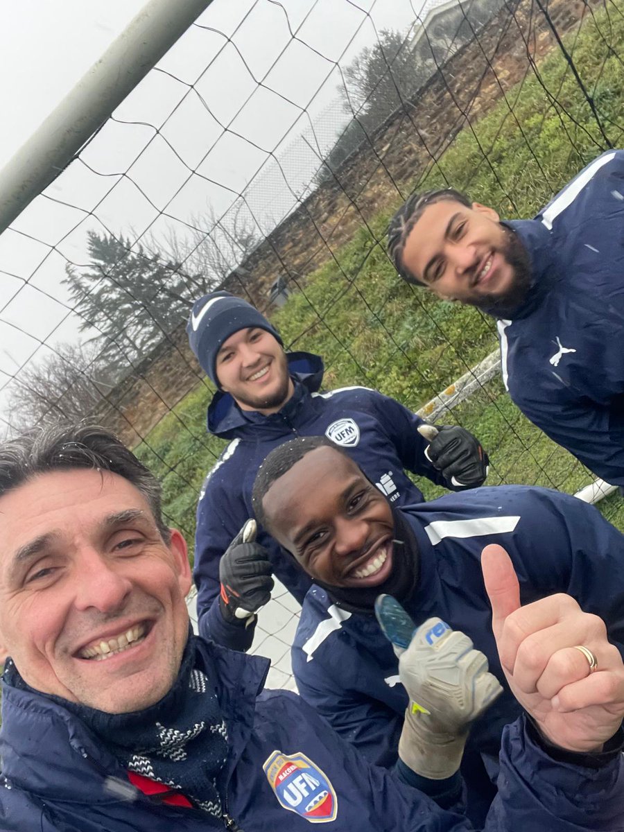 gwarmuz_siteoff's tweet photo. ⚽️ Même la neige ne nous arrêtera pas ! 😀 Jamais 😀❄☃️
#Macon #National3 https://t.co/xFkNn4By2X