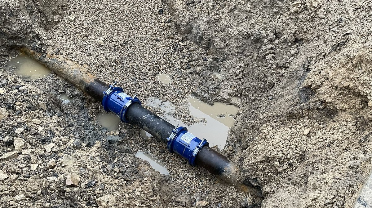 SPUtilities's tweet image. Tuesday our crews repaired a leak under Oak Street. Water operators replaced a section of pipe that had a broken bell with a new piece and two blue repair sleeves. We are thankful for their speedy work during the cold weather yesterday! #sunprairie #WaterOperators #Wisconsin