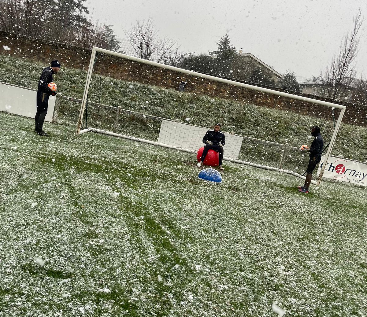 gwarmuz_siteoff's tweet photo. ⚽️ Même la neige ne nous arrêtera pas ! 😀 Jamais 😀❄☃️
#Macon #National3 https://t.co/xFkNn4By2X