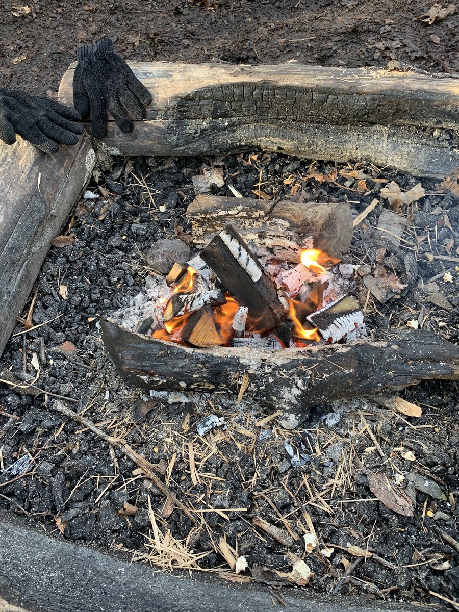 DanesfieldFS's tweet photo. Cold hands 🥶 🙌 warm hearts🔥💕 fab avo sharing hot cross buns and a chat round the fire with the awesome Y6 #topofthetree #bffs @DanesfieldSchl @DanesfieldY6 https://t.co/aKybdSYilq