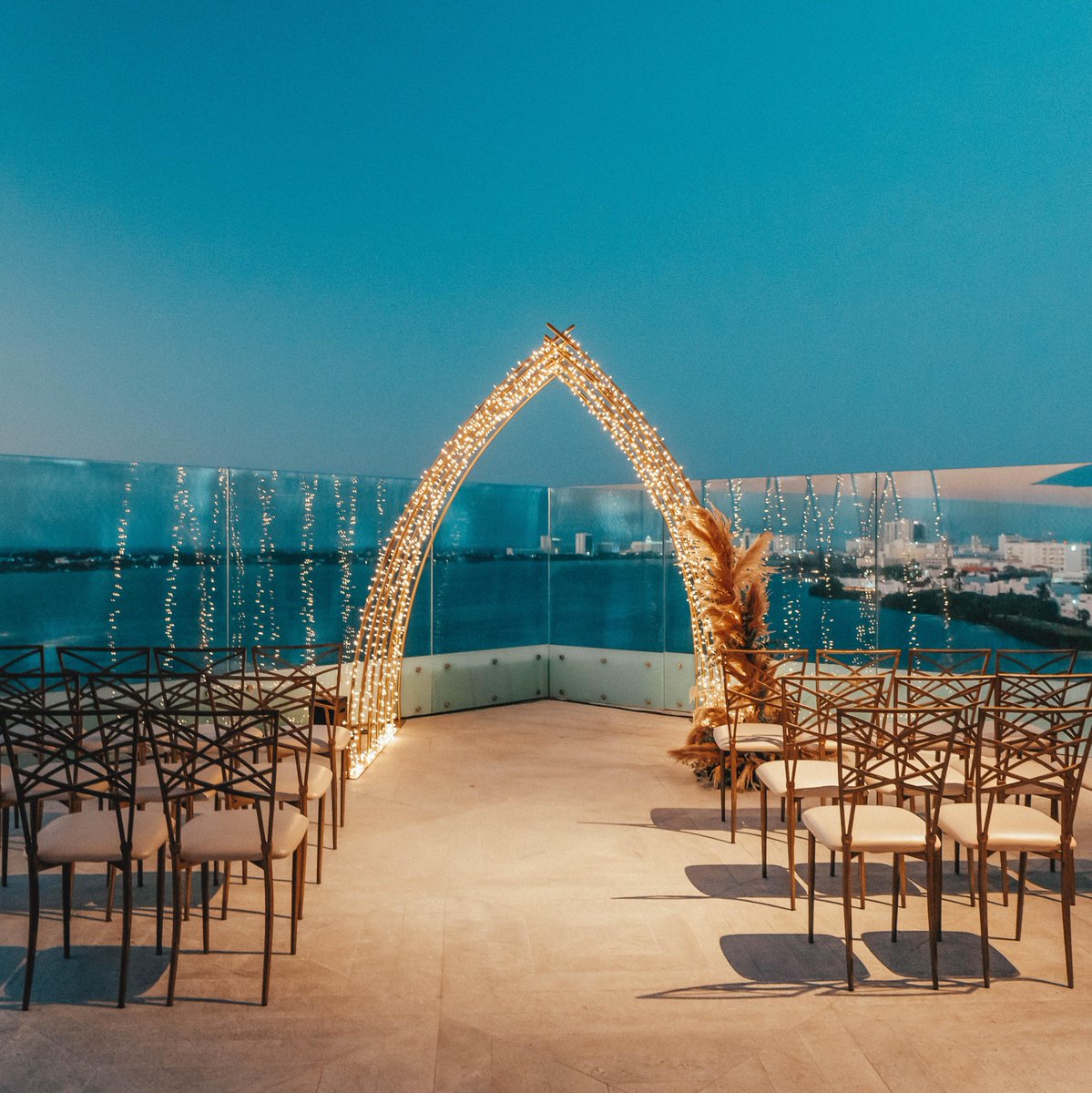 No dejes que el amor de tu vida se escape. Sí te gusta: ¡ponle un anillo!
Ponte en contacto con nuestros equipo, para sorprender con una épica propuesta a esa persona especial ¡con un evento especial y un majestuoso atardecer en la Laguna Nichupté como testigo! 🧡