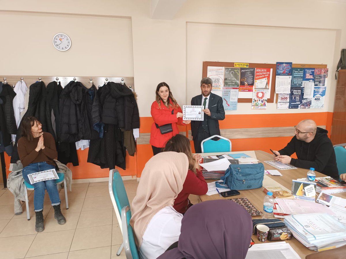 Valimiz Dr. Osman VAROL, 10 Kasım Atatürk’ü Anma Programında görev alan öğretmenlerimizi başarı belgesiyle ödüllendirdi. <a href="/DrOsmanVarol/">Dr Osman Varol</a>  Başarı belgelerini Okul Müdürümüz Cemal Efe,öğretmenlerimize teker teker takdim edip tebrik etti. <a href="/hasan_kokrek/">Hasan Kökrek</a> <a href="/CemalEfe04/">Cemal Efe</a> 💐🧿