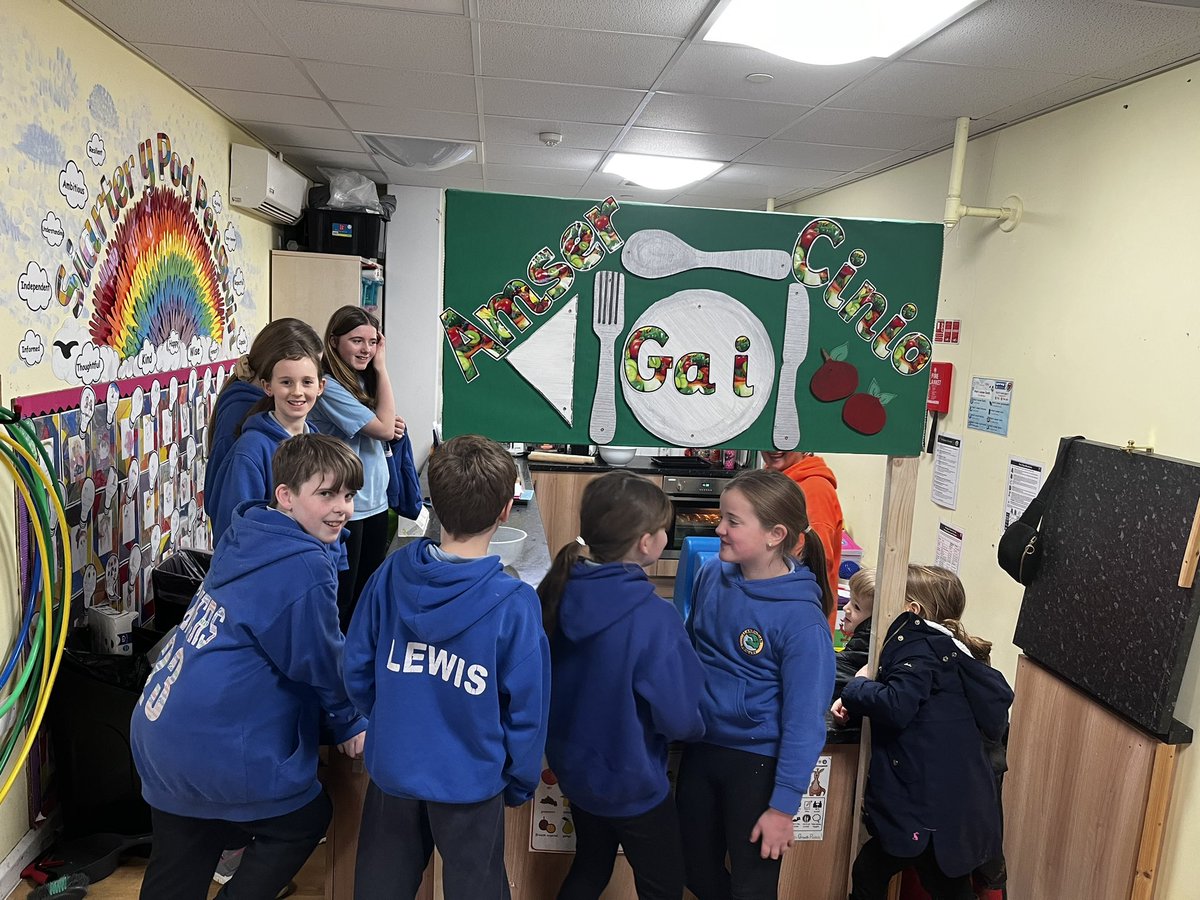 llanrhidianp's tweet photo. Caffi Cynefin club tonight! Cooking and table setting skills. Da iawn pawb. Come out of the rain tomorrow and have a cup of tea with us. 9 - 11:45am. #LlanPryCop #LlanCynefin #LlanComm https://t.co/XU2dZSJ3wL
