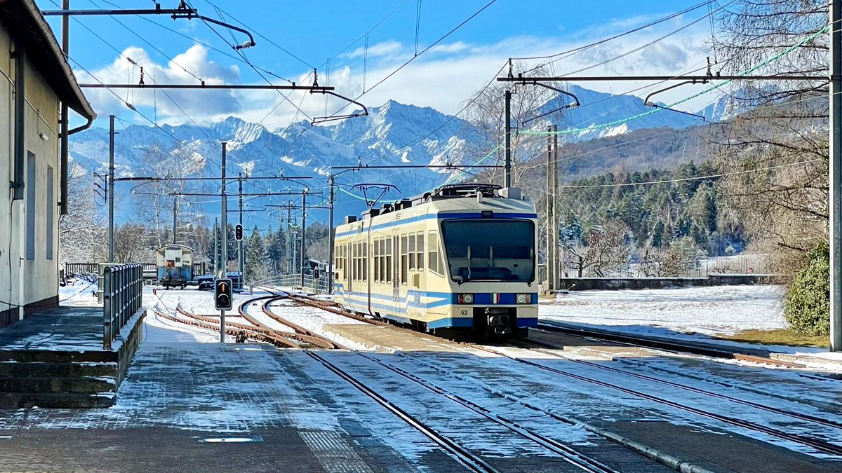 AndreasWiede's tweet photo. Earlier this afternoon: a really enjoyable train ride from #Locarno🇨🇭to #Domodossola 🇮🇹 over the lovely #Centovalli #ValleVigezzo narrow gauge line in beautiful weather. 1/2 https://t.co/NvW8DqruZ3