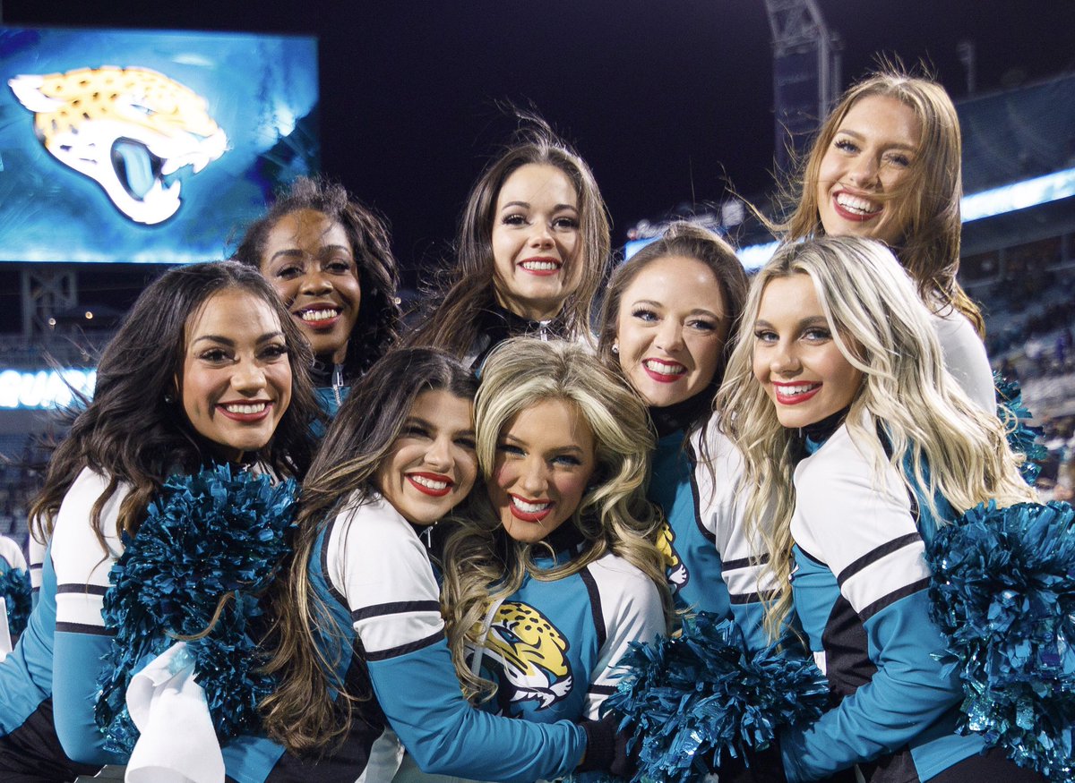 ROARoftheJags's tweet photo. See more 📸 from the WIN here: https://t.co/fvynz0zkZy 😍
#DUUUVAL #IWATJ https://t.co/8wdsaO5Rp7
