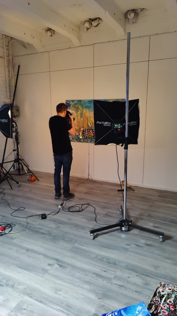 despacito68i's tweet photo. @ArtMoots Fotosession #hints4art https://t.co/T69XOoHBZg