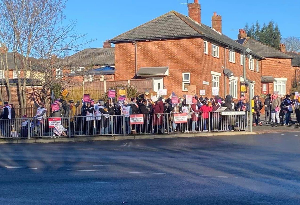 KayleighG1992's tweet photo. What do we want safe staffing how do we get it fair pay! Portsmouth QA picket line @theRCN @SouthEastRCN @PHU_NHS #RCNStrikes #NHSStrikes #NHSPay https://t.co/OJRhek0VMG