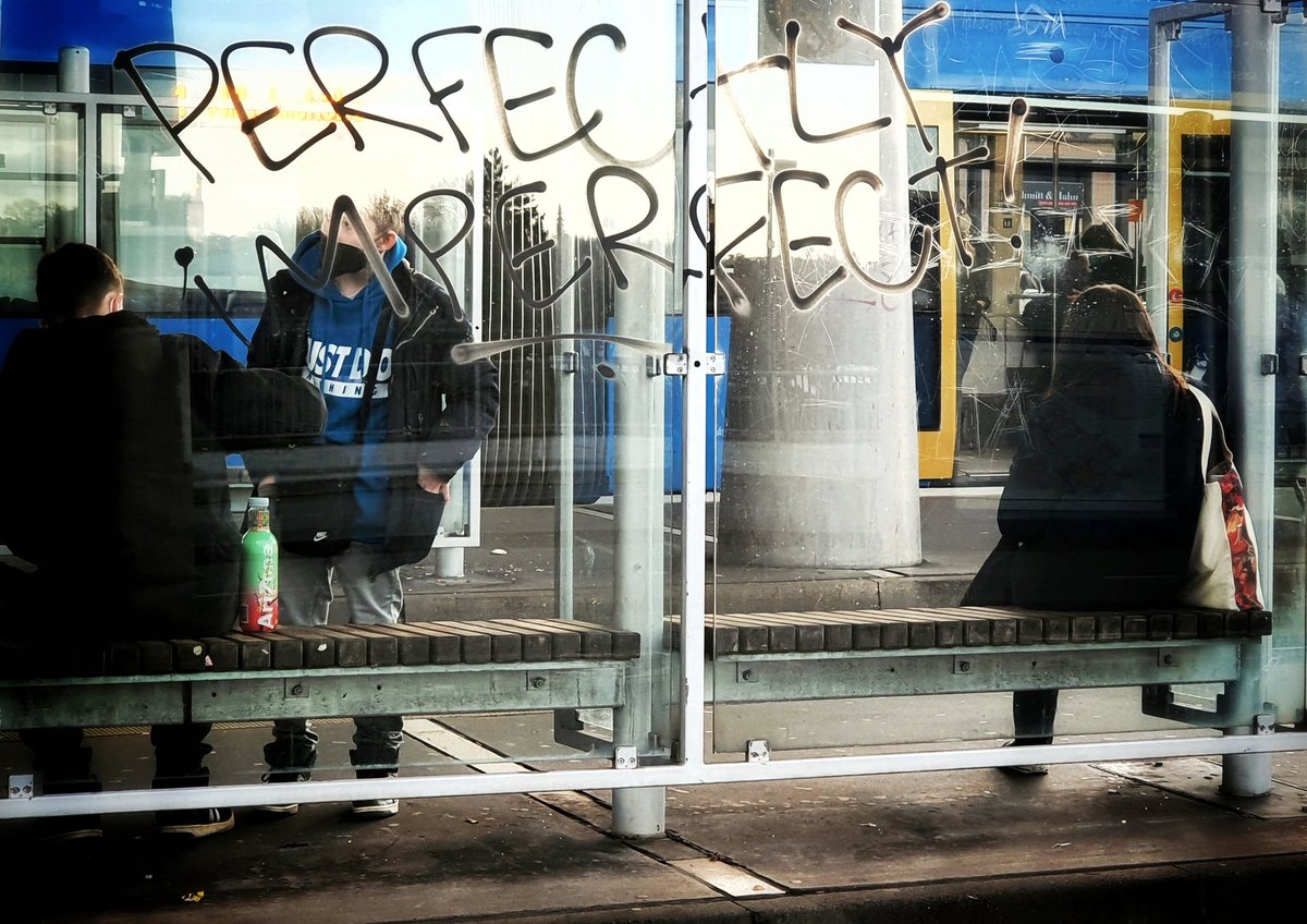 #streets_storytelling #streetphotographer #streetfotografie #streetphotography #strassenfotografie #perfect #perfeckt #perfectlyimperfect #city #station #bahnhof #ambahnhof