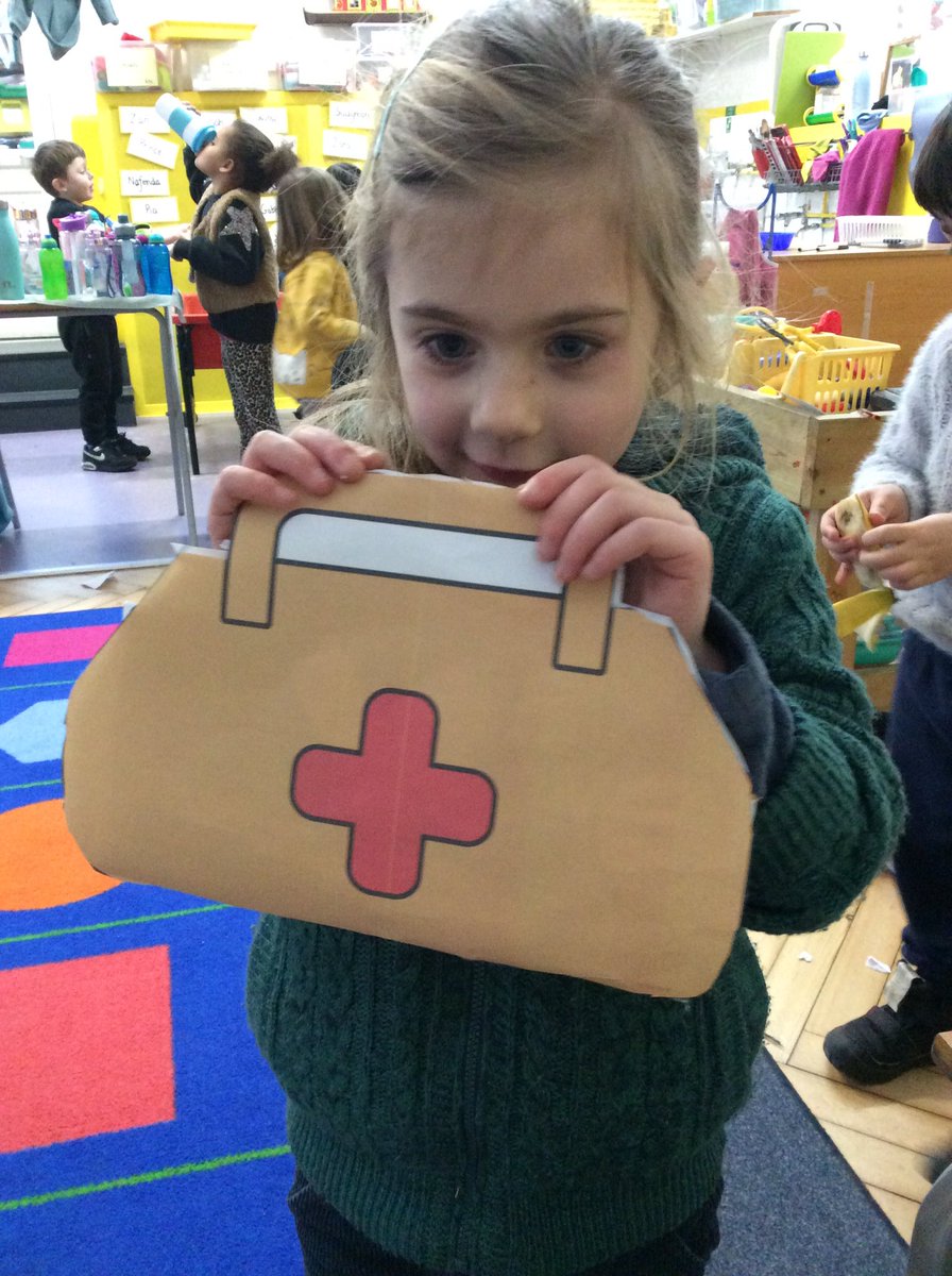 There are lots of doctors, nurses, paramedics and surgeons in Reception this week. They are checking people’s breathing with stethoscopes, giving plasters for cuts and visiting homes with bags full of equipment. 💛🏥🥼🥳