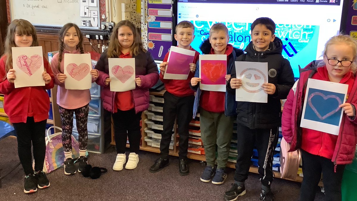 ysgolparcyrhun's tweet image. Today  in  Clwb  Clebran , we  learnt about Santes Dwynwen ready for next week. We  learnt some  new  words  and  used  them  to  create  our  own  hearts.  Rydym wedi dysgu geirfa newydd  a’u  defnyddio  i  greu  calonnau creadigol. #cariad #cwtch #calon #caruti #cymraeg❤️