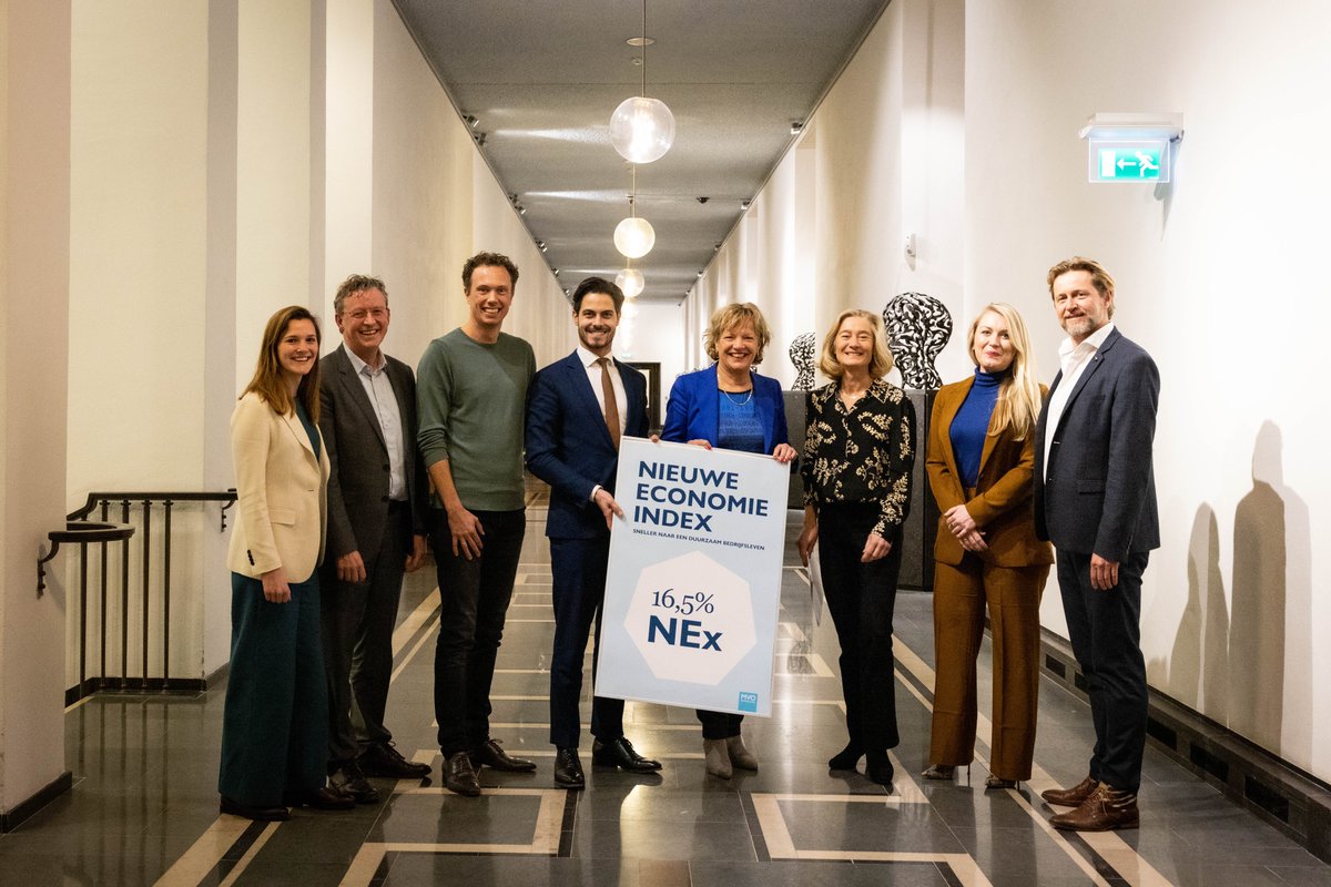 Micky Adriaansens (<a href="/MinisterEZK/">Minister EZ</a>) en Rob Jetten (<a href="/MinisterKenE/">Minister KGG</a>) namen het rapport Nieuwe Economie Index 2023 in ontvangst van <a href="/MVO_NL/">MVO Nederland</a>. In het rapport staat dat onze economie duurzamer wordt, maar dat actie nodig is om dit te versnellen.

Het rapport ⤵️

mvonederland.nl/news/nieuwe-ec…