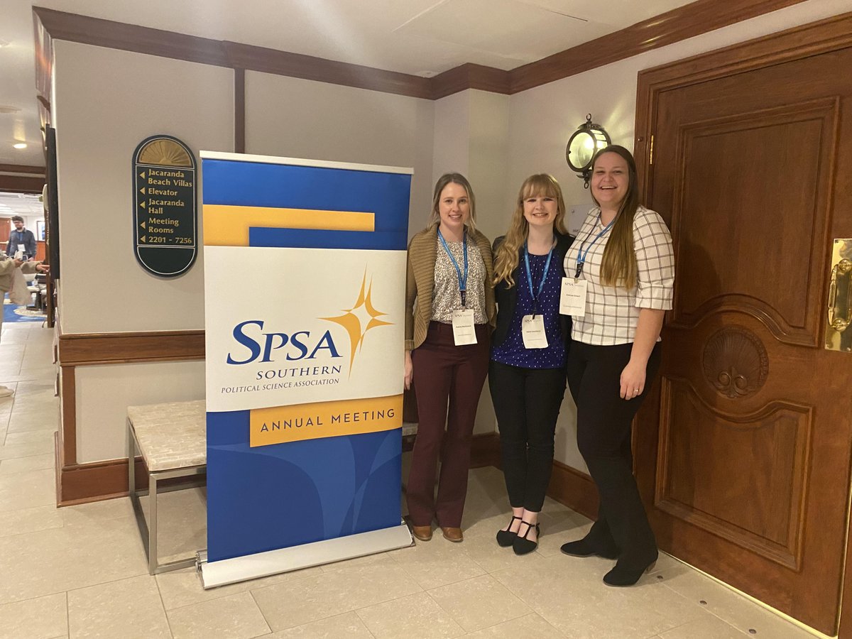 Shout out to the UK Political Science department's #WomenWhoJudicial,  who ably represented the department at the 2023 Southern Political Science Association conference (from left):  <a href="/ABaricovich/">Audrey Baricovich</a>
@SaulsburyAbbie  <a href="/smart_emilee/">EmiLee Smart</a>