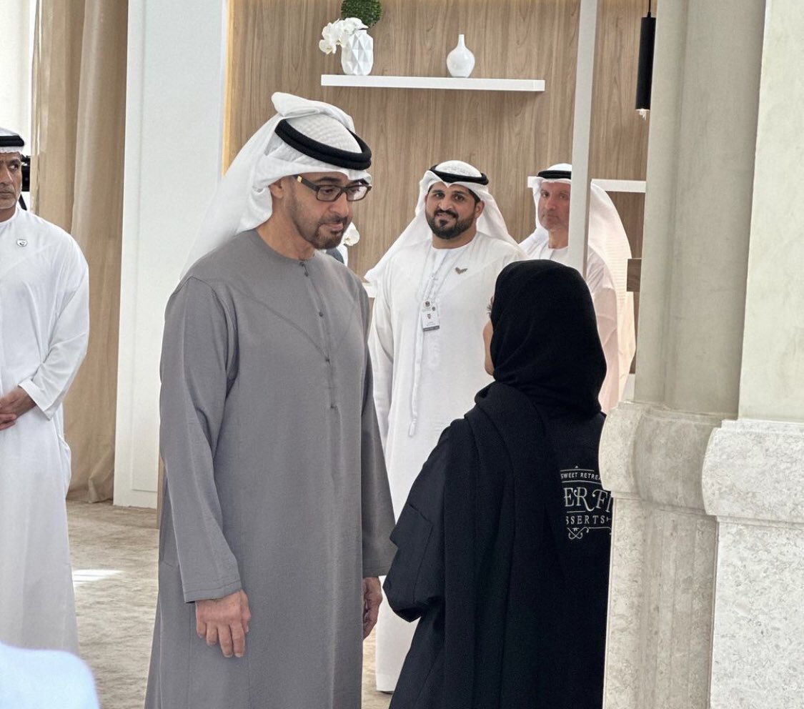 kama5beel's tweet photo. تقدم نوال النعيمي رغم درجات الحرارة المنخفضة من أمام جناح الإمارات في منتدى الاقتصاد العالمي بدافوس المخبوزات الإماراتية الأصيلة، تؤمن الإمارات بقدرات أبناءها وهذا الاختيار جاء من رأس الهرم من بين الآلاف في هذه اللحظات المهمة، الإماراتي يبدع أينما تضعه وهو جدير أن يمنح الثقة دوما https://t.co/T1RARs7rDf