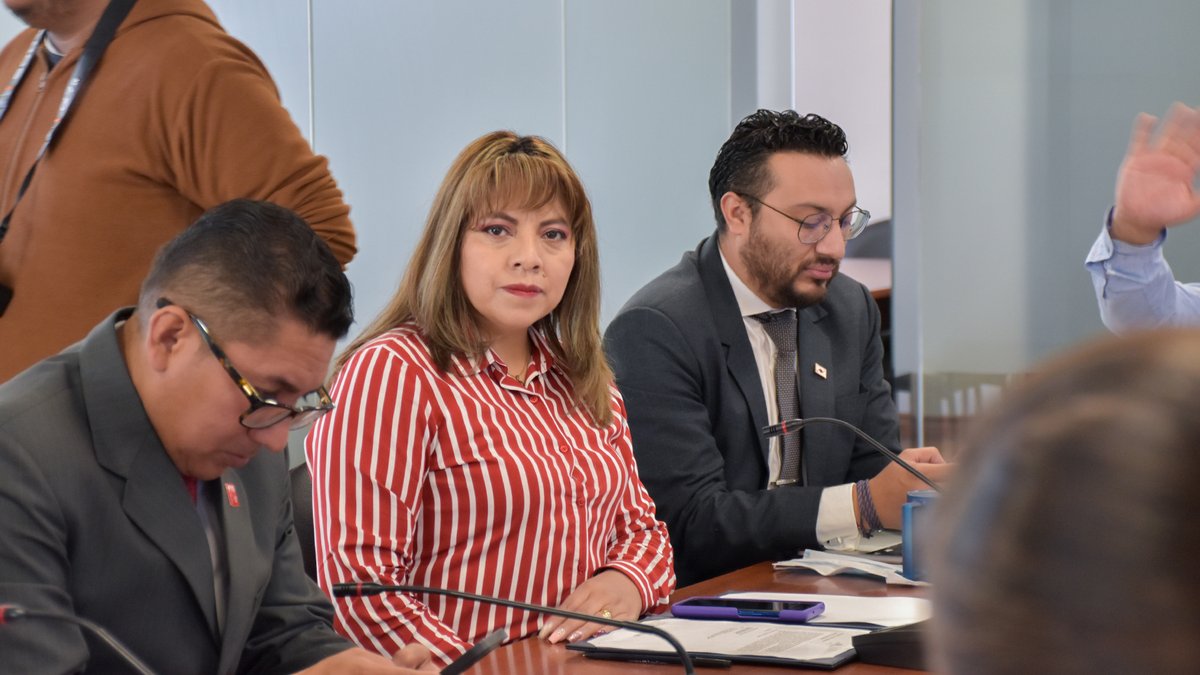 RociGuanoluisa's tweet photo. #CoimisionDeEducación 
Al fin de garantizar el debido proceso de los fideicomisos de las universidades suspendidas por el #CEAACES, se planteó ampliar los plazos para vender los bienes inmuebles, que serviría para pagar las deudas con los extrabajadores y acreedores. https://t.co/QuZmzLzOXB