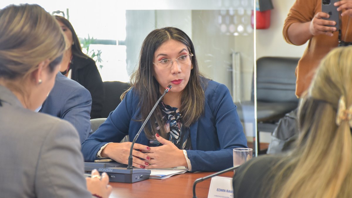 RociGuanoluisa's tweet photo. #CoimisionDeEducación 
Al fin de garantizar el debido proceso de los fideicomisos de las universidades suspendidas por el #CEAACES, se planteó ampliar los plazos para vender los bienes inmuebles, que serviría para pagar las deudas con los extrabajadores y acreedores. https://t.co/QuZmzLzOXB