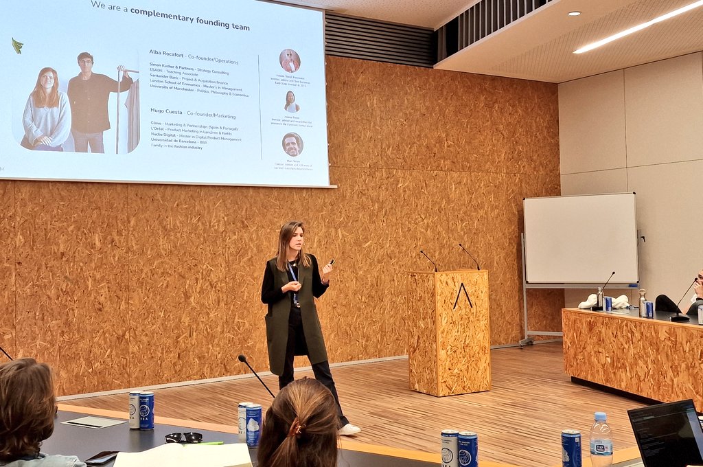 detaranco's tweet photo. En @lanzaderaes de @marina_empresas participamos en el XXX Foro Inversión Angels. Escuchamos a @AlbaRocafort de #Fabbric: plataforma para creadores de contenidos y colecciones de moda. Módulos para creación digital para facilitar la creación física y monetización @albertanorweg https://t.co/oXxlYnA9bz