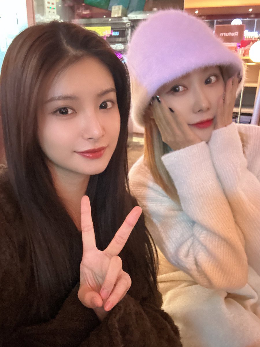 • WEIBO •

"Hey! Tanto tempo sem se ver (@.Handong) 🐶"

🖇share.api.weibo.cn/share/36219726…

#Yiren #イロン #王怡人 #이런
#EVERGLOW #에버글로우 #エバーグロー <a href="/EVERGLOW_twt/">EVERGLOW(에버글로우)</a>