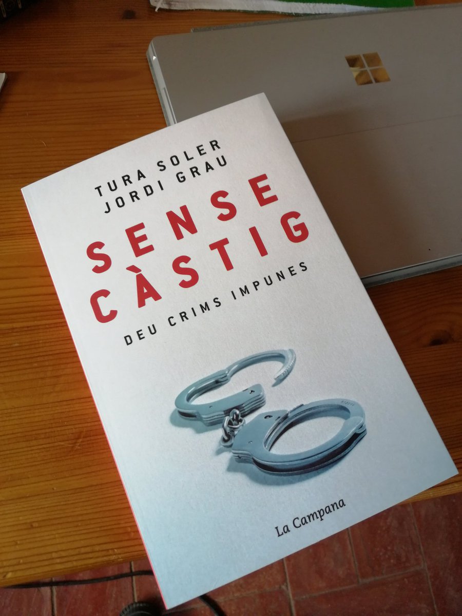 Ja és a les llibreries aquest llibre de tapa blanca i contingut molt negre que hem escrit a quatre mans en Jordi Grau i jo👇
