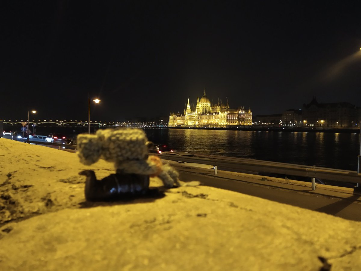 ... 'De hát én nyáron is sápadt vagyok, főnök! Én mindig sápadt vagyok! A kukacok sose barnulnak le.' Főkukac és a Parlament. :) Jól áll neki a költészet, avagy a kötészet. ;)