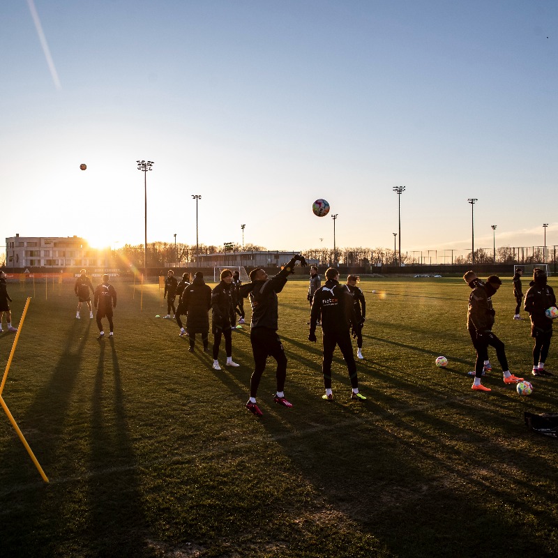 borussia's tweet photo. ℹ Yann #Sommer nahm heute nicht am Mannschaftstraining der Fohlen teil. Die Verhandlungen über einen Transfer des 34-jährigen Torhüters befinden sich in der finalen Phase.

Alle Infos zum Trainingsstart in die Woche 👇