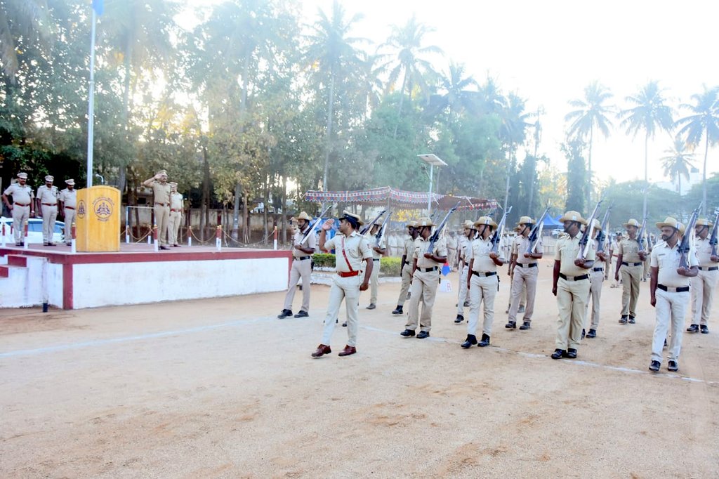 SPHassan2's tweet photo. ಇಂದು ಡಿಎಆರ್ ಮೈದಾನದಲ್ಲಿ ನಡೆದ ಕವಾಯತಿನಲ್ಲಿ ಜಿಲ್ಲೆಯ ಪ್ರತಿ  ಪೊಲೀಸ್ ಠಾಣೆಗಳಲ್ಲಿ ಉತ್ತಮ ಕರ್ತವ್ಯ ನಿರ್ವಹಿಸಿದ ಅಧಿಕಾರಿ/ಸಿಬ್ಬಂದಿಗಳನ್ನು ಗುರುತಿಸಿ ಅವರಿಗೆ "Cop of the Month" ಪ್ರಶಂಸನಾ ಪತ್ರ ನೀಡಿ ಅಭಿನಂದಿಸಲಾಯಿತು. https://t.co/JdSgRvTtx0