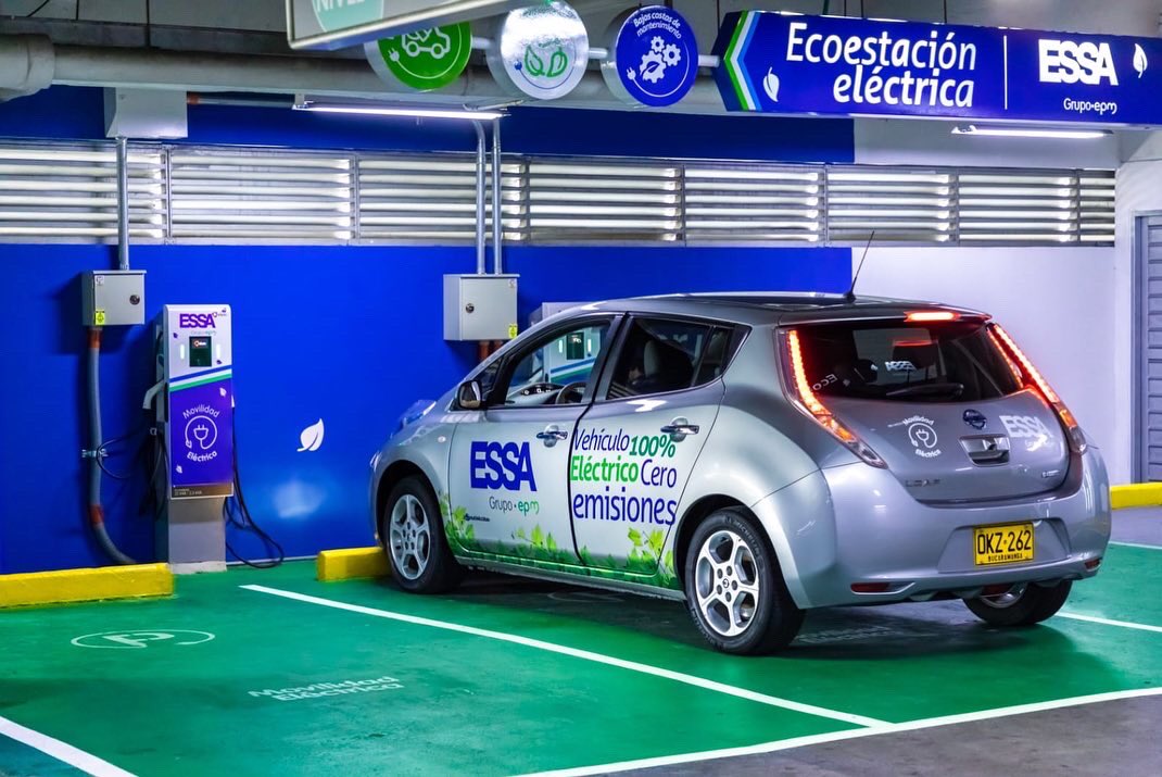 ESSAGrupoEPM's tweet photo. Inauguramos en el CC La Florida, la tercera ecoestación eléctrica pública del AMB 🥳✨ 
Un nuevo punto de carga que beneficia a los vehículos eléctricos que circulan en la ciudad, impulsando así el transporte sostenible✨  Más información: https://t.co/lzv2MoYtHF https://t.co/2Drl1F6lp4