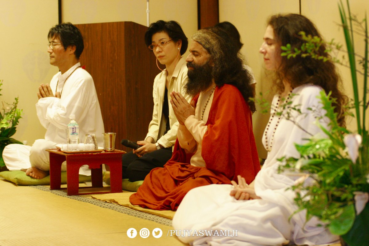 PujyaSwamiji's tweet photo. #Throwback to  #PujyaSwamiji &amp; @SadhviBhagawati ji's memorable visit to Japan🇯🇵 in 2006. Pujya Swamiji explained the aspects of inner yoga and the profound significance of #yoga in daily life during Satsang session organized by divine soul #HikaruHashimoto.
#ThrowbackThursday https://t.co/3nbaCNokkq