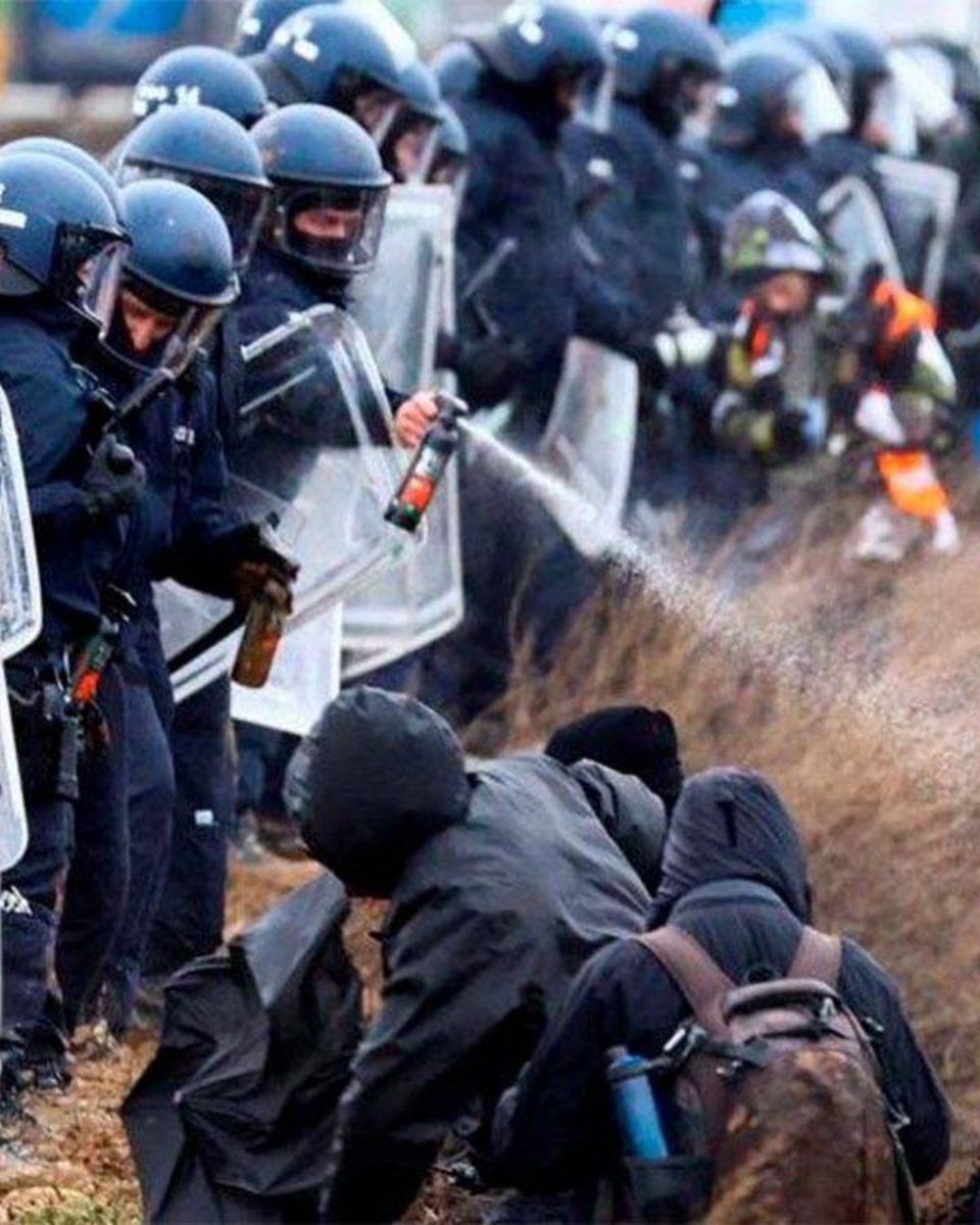 Un pueblo en el oeste de Alemania va a ser demolido para dar paso a la ampliación de una mina de carbón. Estas son las noticias que nos gusta leer😓🤬

Miles de ecologistas llevaban días intentando frenar la demolición pero ha sido imposible. La demolición ya está en marcha😡