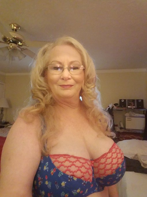 Offering OF promo to creators over 45 yrs old. Paid promo, $50 gets a mass DM sent to 5,686 fans of mine