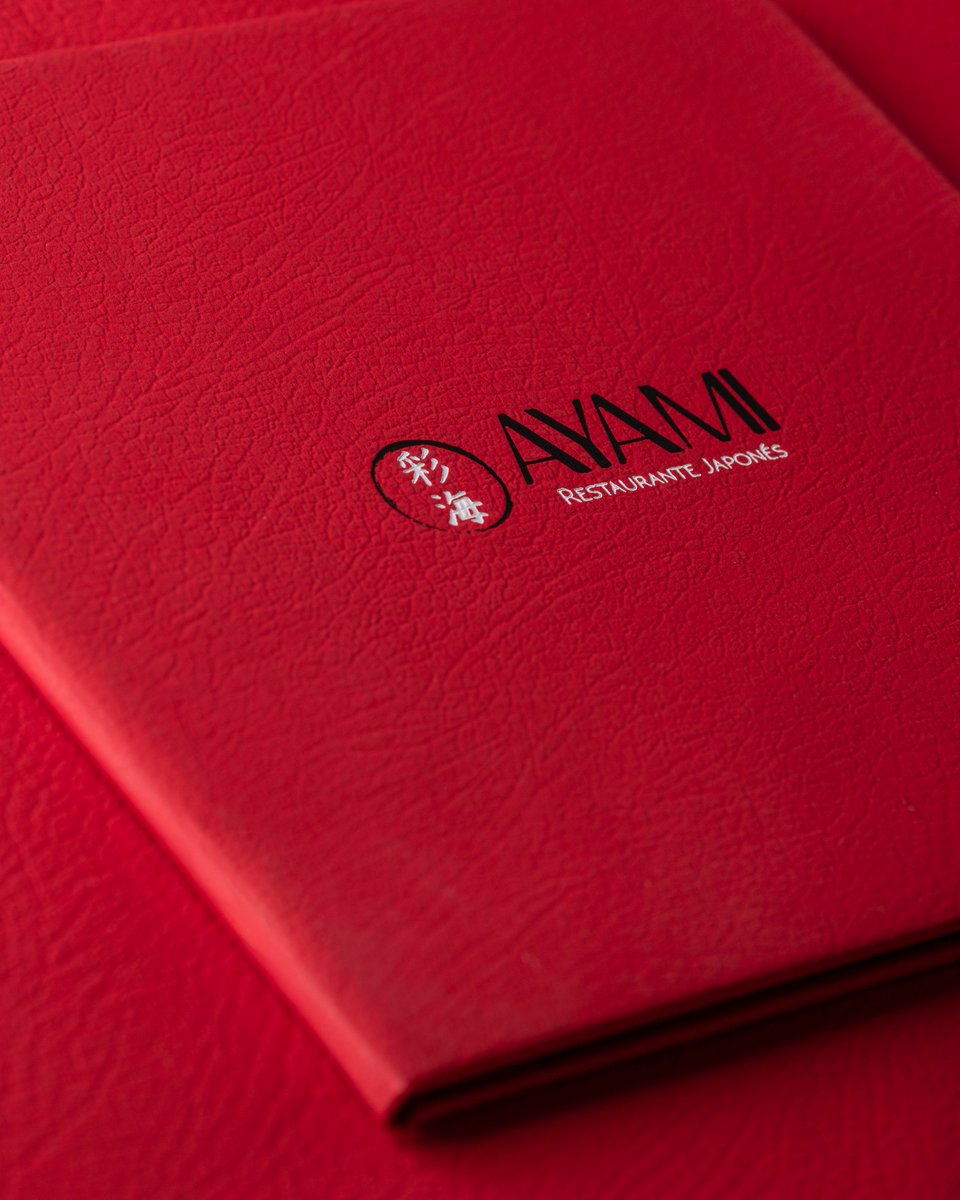 La textura del #Altamira no deja de sorprendernos. En rojo, el acabado es extremadamente elegante, con su aspecto mate y el #gofrado en su superficie. Estas sensaciones son las que consigue el #restaurante japonés Ayami 🥡 cuando eliges la comida en su menú ✨
#diseñocorporativo