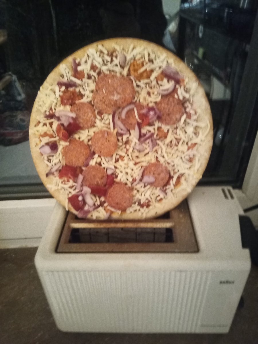 maux_307's tweet photo. Gerade habe ich entdeckt, dass es möglich ist, eine Pizza in einem Toaster zu machen. #Genius #Pizza #ToasterLife https://t.co/uFXTFxNH74