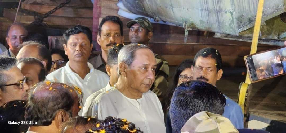 Barsha_bariha's tweet photo. " ବିଜୁ ବାବୁ ଅମର ରହେ "
ଓଡ଼ିଶାରେ ବିଜୁ ବାବୁଙ୍କ ବୀରତ୍ବର ପ୍ରତୀକ 'ଡାକୋଟା' …କେବେ ଝଡର ଇଗଲଙ୍କୁ ଉଡାଇ ଆକାଶର ବାଦଶାହା ସାଜିଥିଲା, ଏବେ ଓଡ଼ିଆ ଯୁବବର୍ଗଙ୍କ ପାଇଁ ପ୍ରେରଣାର ପ୍ରତୀକ ସାଜିବ।
@CMO_Odisha 🙏🙏 https://t.co/V8H7gvvIuz