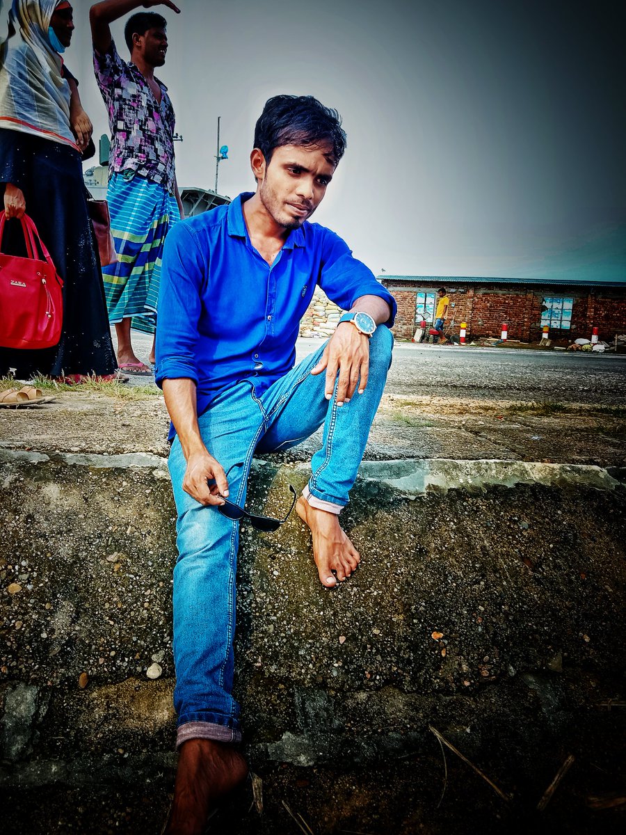 ভুলে জন্ম ভুলে মৃত্যু ভুলে বসবাস 🍁🍀
ভুল মানুষের ছায়ায় করি নিত্য ভুলের চাষ 🙁