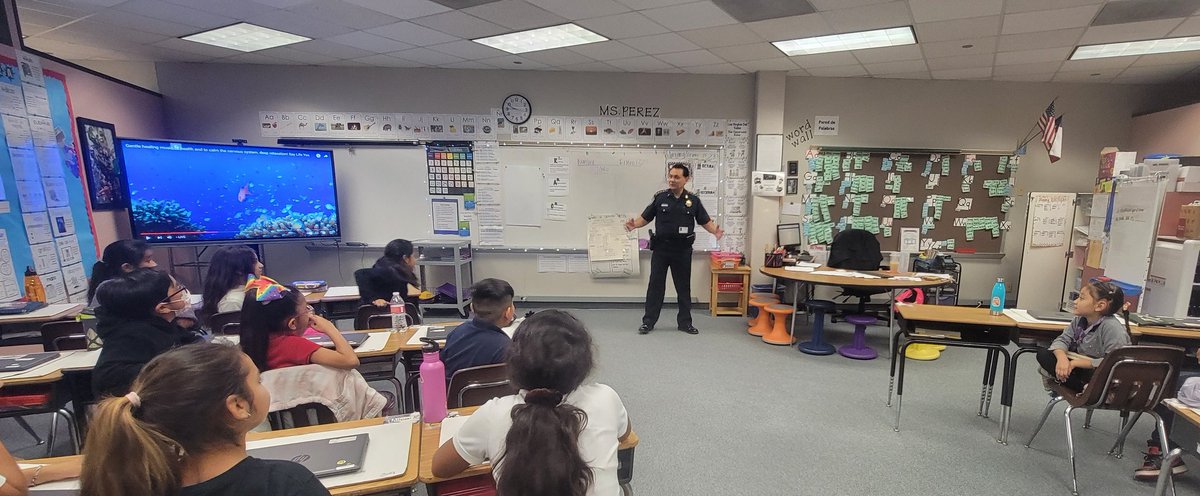 Thank you @SheriffEd_HCSO for coming out to our @boonelementary career day! We appreciate you keeping our city safe! @AliefISD #bearspowerup @marlomolinaro #aliefproud