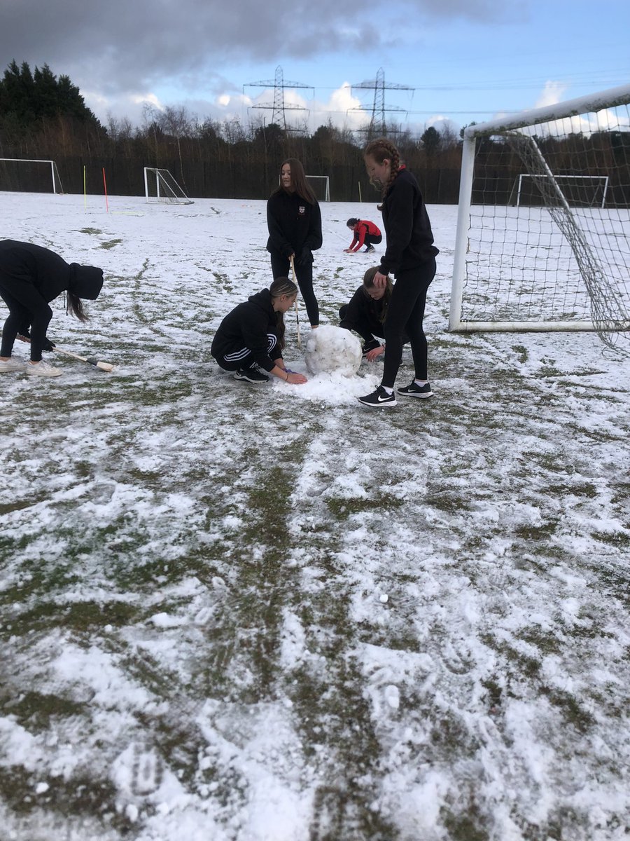 LaganPe's tweet image. 🎶Do you wanna build a snowman? 🎵

Year 12 games group without a venue… 
Snow problem for these girls! 

Teamwork, resilience, creativity, squatting and fresh air.  Meet Stevie, our sporty snowman. 

⚫️☃️🔴⛄️🟡 #LCB #LearnCreateBuild