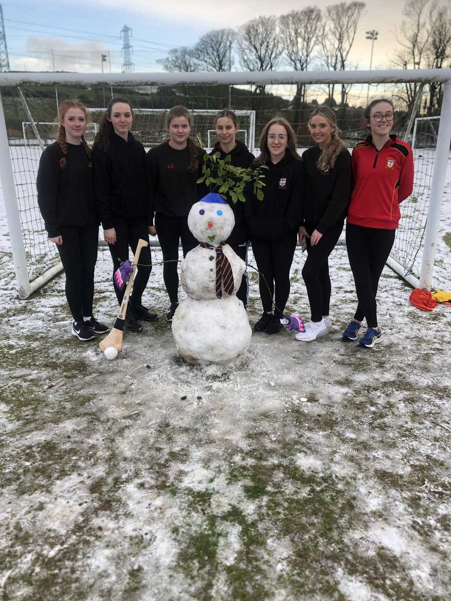 LaganPe's tweet image. 🎶Do you wanna build a snowman? 🎵

Year 12 games group without a venue… 
Snow problem for these girls! 

Teamwork, resilience, creativity, squatting and fresh air.  Meet Stevie, our sporty snowman. 

⚫️☃️🔴⛄️🟡 #LCB #LearnCreateBuild