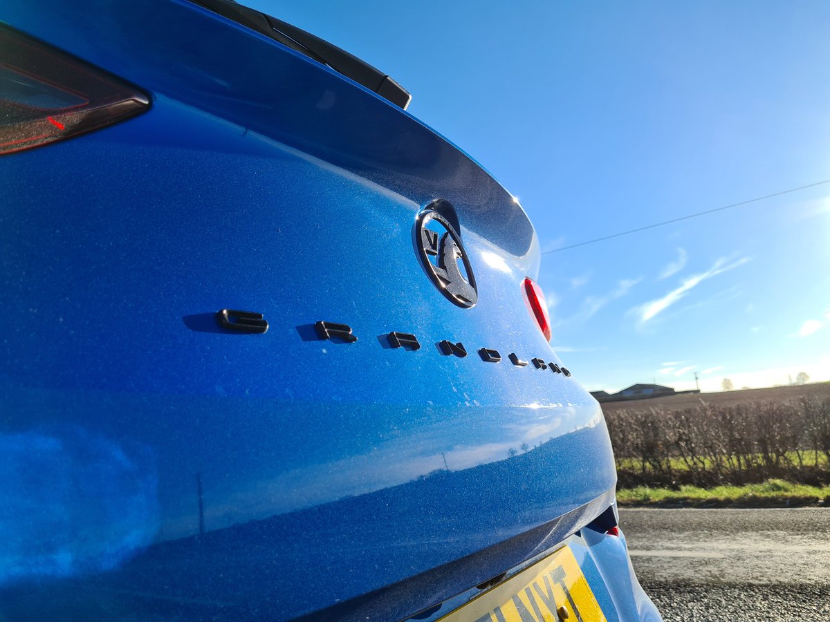MttRbnsn's tweet photo. Should also say that this @VauxhallPR #Grandland 1.2 #Turbo manual #Ultimate arrived on test today. It's £32,270 as tested, the only option being £700 tri-coat Cobalt Blue premium metallic paint.
It might've lost its #X, but it has gained a #Vizor grille as recompense. https://t.co/xWpO4WLvQx
