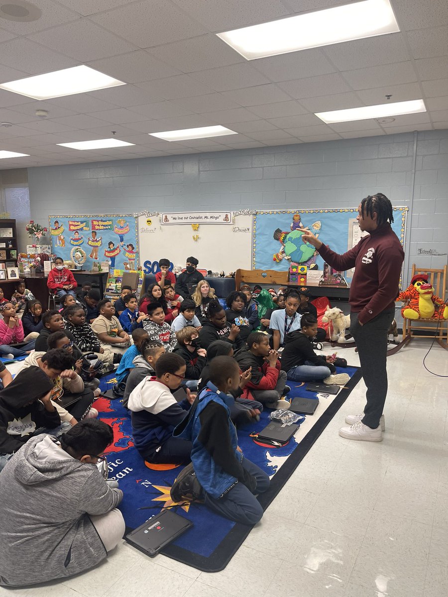 DrSmileyIsLit's tweet photo. Ms. Mingo, our amazing counselor creates real world opportunities for our scholars with #WorkWednesdays “Career Day” is ongoing throughout the year @BernardJacory came back to @Parklane_Eagles to motivate our scholars to further their education @asanders_PES @DrTamaraCandis https://t.co/SvvLPXHIDM