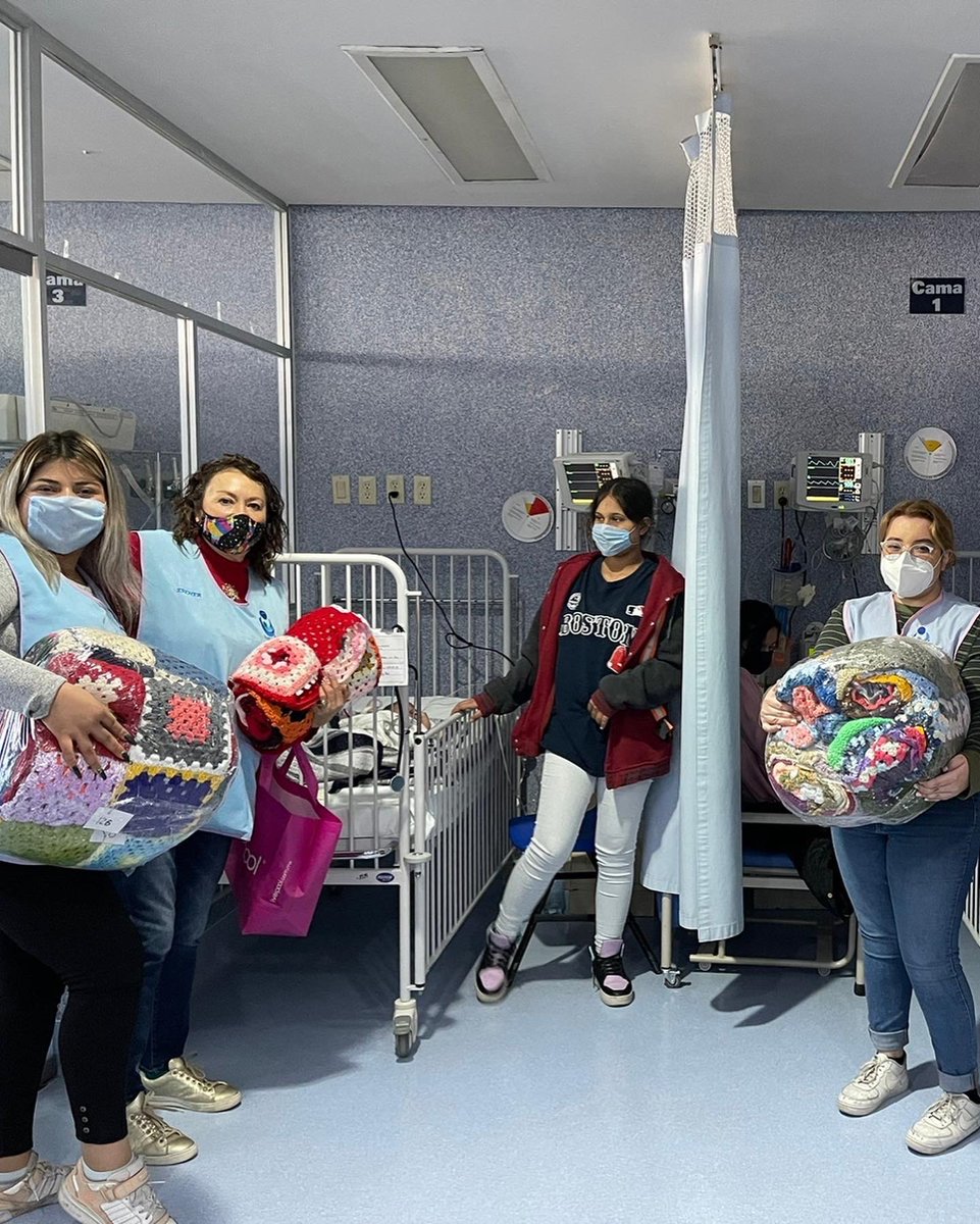 tejetonleongto's tweet photo. Una vez más pintamos de colores las sonrisas de muchas familias gracias a todos sus cuadritos donados, les compartimos la entrega de cobijas del @tejetonleongto en el Hospital Materno Infantil @patronato.hmi 

#TuCuadritoAbriga https://t.co/qSZ1NXSatw
