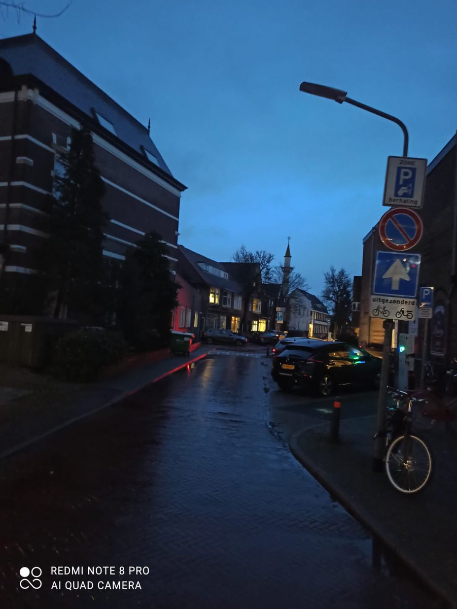 Lantaarnpalen Noorderweg (vanaf <a href="/cafedudok35/">CaféDudokHilversum</a>) de hele bocht en het eerste stuk Cannes Geuzenweg (tot aan Mevlana moskee) zijn al de twee weken defect. Er zijn meldingen gemaakt maar er gebeurd niets <a href="/GemeenteHsum/">Gemeente Hilversum</a> willen jullie dit fixen? Gevaarlijke donkere bocht en kruisingen